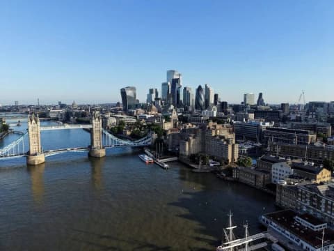 نمو الاقتصاد البريطاني يتجاوز التقديرات إلى 0.5 % في الربع الثاني