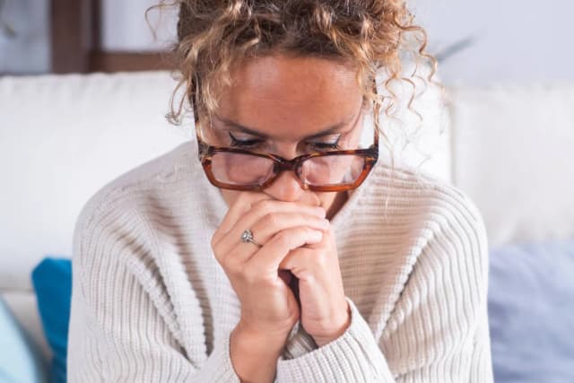 من الخجل إلى العزلة... كيف يسيطر القلق الاجتماعي على حياتنا؟