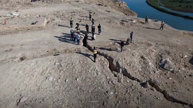 مسح التصدعات على الحدود «السورية - العراقية» في دير الزور