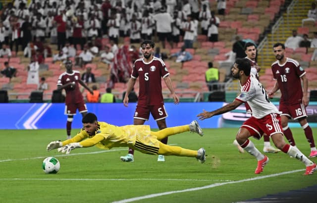 القطري طارق سلمان: مواجهة الإمارات «بروفة»… والسعودية المباراة الأصعب