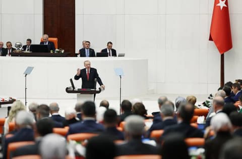 تركيا: المعارضة تقاطع كلمة إردوغان في افتتاح الدورة الجديدة للبرلمان