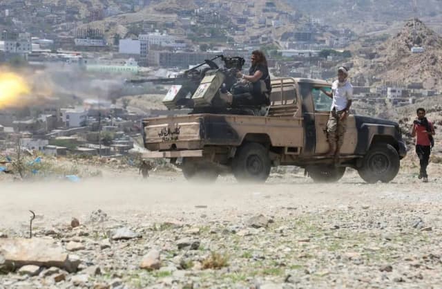 جبهات القتال في تعزتفتك بحشود الحوثيين