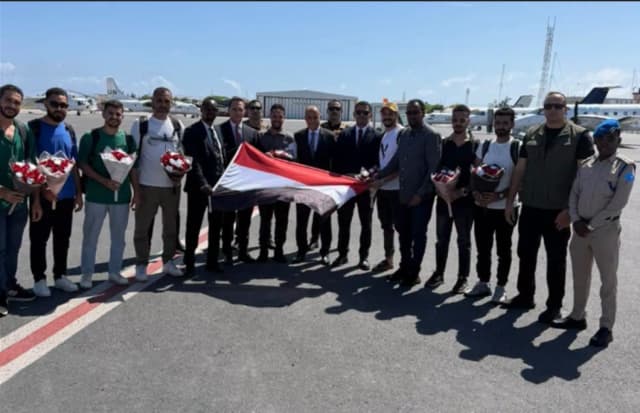 البحارة المصريون المختطفون في الصومال يغادرون إلى القاهرة عقب تحريرهم