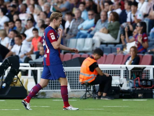 دي يونغ يقترب من العودة لبرشلونة