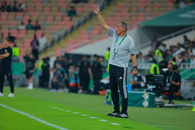 خلطة دونيس… تصنع أخضر مثالياً رغم الغيابات