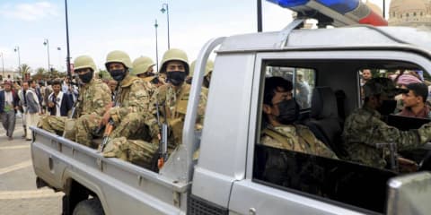 الحوثيون يلاحقون سكان صنعاء على خلفية معارك تعز