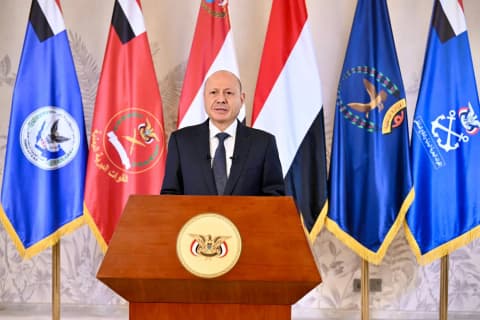 العليمي يعلن بدء المعركة العسكرية الشاملة ضد الحوثيين