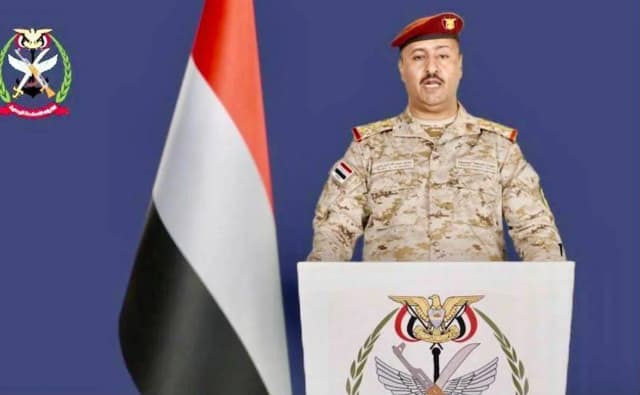 القوات الحكومية تسيطر على مطار ذوباب وتقطع الطريق إلى المخا