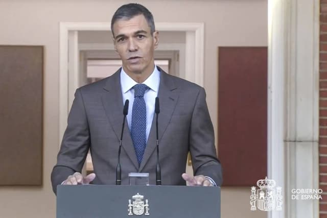 رئيس وزراء إسبانيا يدعو إلى انتخابات مبكرة