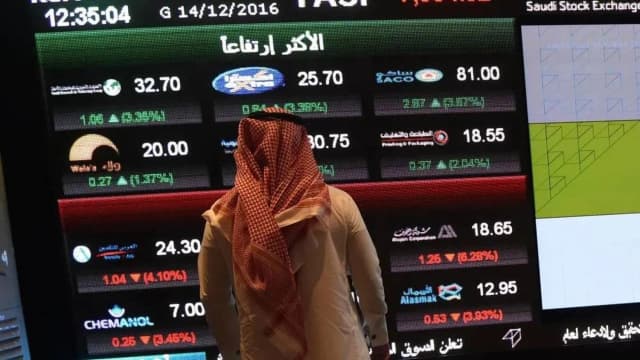 السوق السعودية تعاود التراجع بضغط من قطاع البنوك