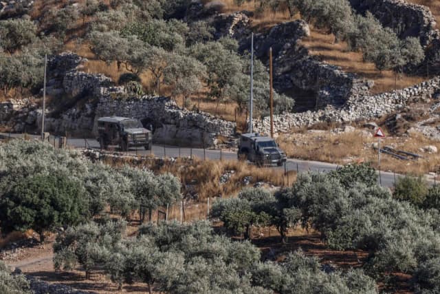 مسؤول فلسطيني: مستعمرون يحرقون 4 مركبات شمال الضفة الغربية