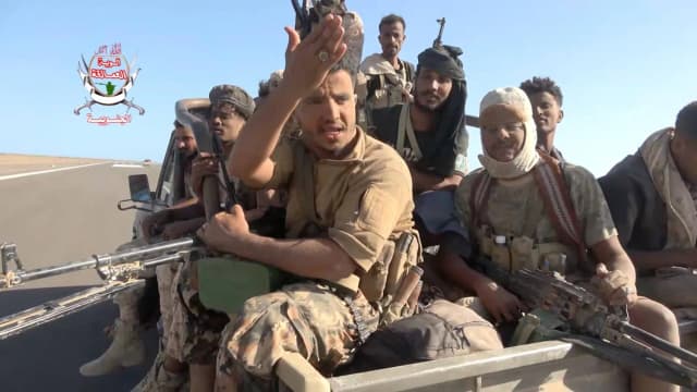 القوات اليمنية تعزز مكاسب عملية «فجر اليمن» في يومها الثاني