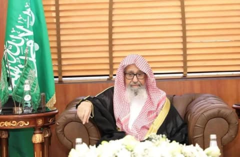 مفتي السعودية: استهداف الحوثيين للمقدسات وقاصدي الحرمين جريمة عظيمة