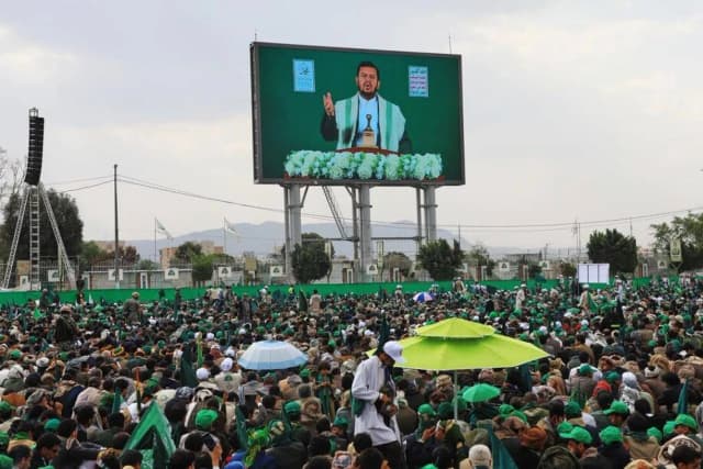 مشاهير الحوثيين يطالبون بالمال وسط احتدام المعركة الدعائية