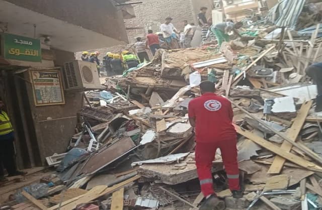 مصرع 4 أشخاص وإصابة 8 آخرين في انهيار مبنى سكني بالقاهرة