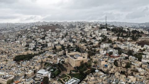 الحرب في قلب الخليل... 500 مستوطن يقاسمون آلاف الفلسطينيين تفاصيل الحياة