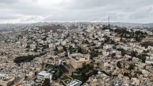 الحرب في قلب الخليل... 500 مستوطن يقاسمون آلاف الفلسطينيين تفاصيل الحياة