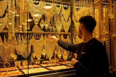 الذهب يرتد بأكثر من 1 % مع تراجع الدولار وترقب بيانات أميركية