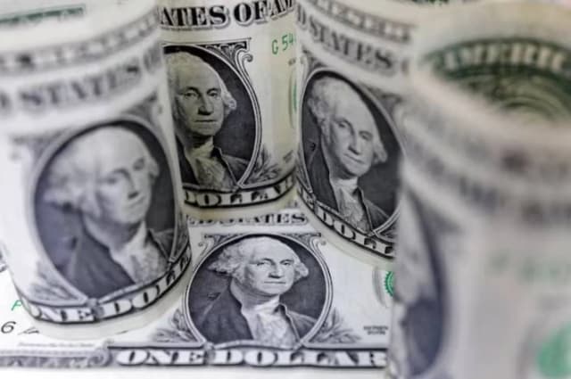 الدولار يتراجع من أعلى مستوى في 18 شهراً