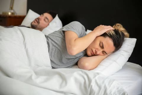 شخير أم انقطاع التنفس أثناء النوم... كيف تفرّق بينهما؟