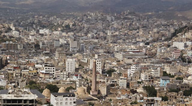 تصعيد الحوثيين يفاقم النزوح ويهدّد الأمن الغذائي بتعز