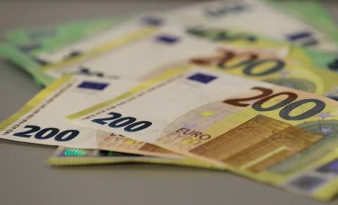 اضطرابات السندات الأوروبية تثير مخاوف بشأن مخاطر صناديق التحوط