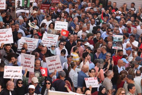 التونسيون يخرجون في أكبر احتجاجات للمطالبة باستعادة الديمقراطية والحريات