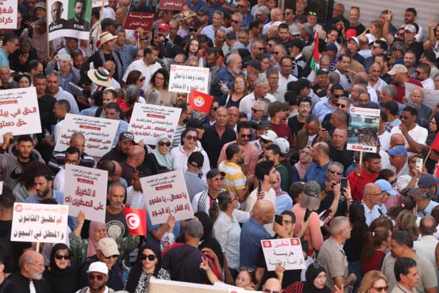 التونسيون يخرجون في أكبر احتجاجات للمطالبة باستعادة الديمقراطية‭ ‬والحريات