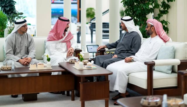 محمد بن زايد وخالد بن سلمان يبحثان التطورات الإقليمية