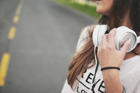ما الأضرار الصحية للاستخدام المفرط لسماعات الأذن؟