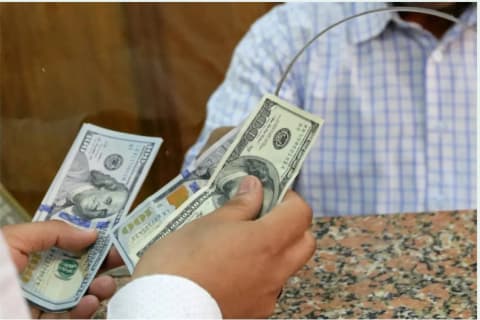 «قفزة قياسية» في سعر الدولار تُربك السوق المصرية