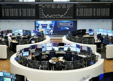 تباين أداء الأسهم الأوروبية مع دعم نتائج الشركات ومخاوف الاضطرابات في فرنسا