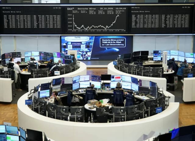 تباين أداء الأسهم الأوروبية مع دعم نتائج الشركات ومخاوف الاضطرابات في فرنسا