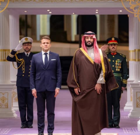 الرئيس الفرنسي يصل إلى الرياض