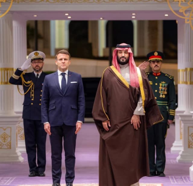الرئيس الفرنسي يصل إلى الرياض