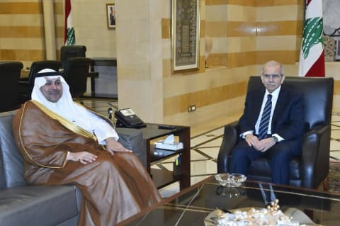 السفير السعودي لدى لبنان يُثمن جهود الحكومة للحفاظ على المؤسسات
