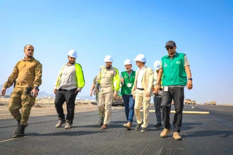 ما بين جولة الإعمار والصاروخ... محافظ عدن ينجو من هجوم المطار
