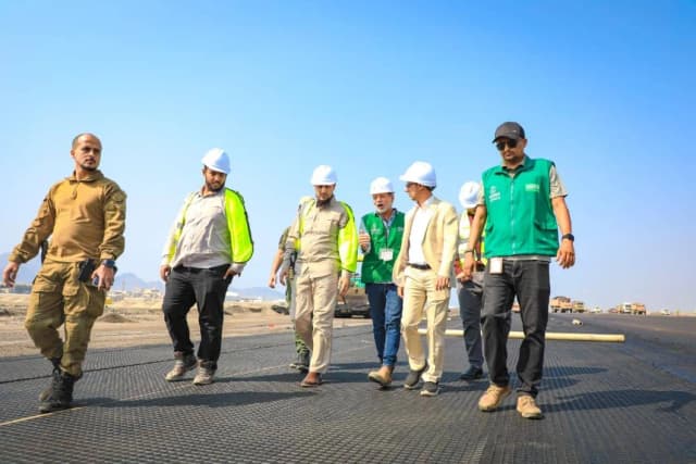 ما بين جولة الإعمار والصاروخ... محافظ عدن ينجو من هجوم المطار