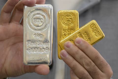 الذهب يهبط لأدنى مستوى في أكثر من شهرين... والفضة تتراجع بنحو 5 %