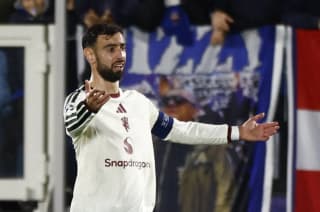 مانشستر يونايتد يستبعد معاقبة فرنانديز بعد انتقاداته لكاريك