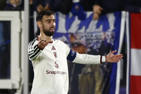 مانشستر يونايتد يستبعد معاقبة فرنانديز بعد انتقاداته لكاريك