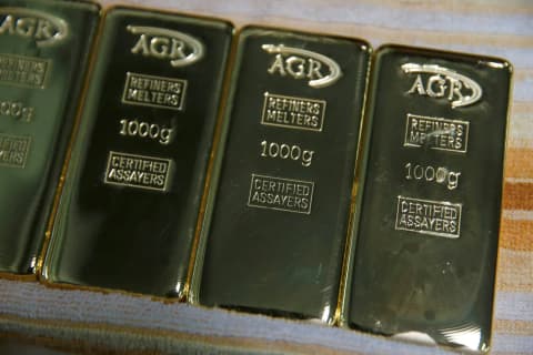 الذهب يتراجع ويتجه لتسجيل أكبر خسارة أسبوعية منذ يونيو