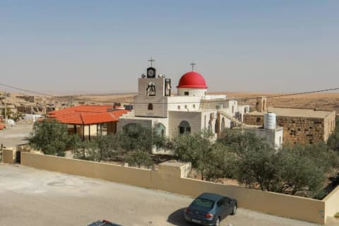 بعد الهجوم الإرهابي... ماذا نعرف عن كنيسة حمود والوجود المسيحي في الكرك؟