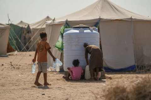نازحو لحج بين قسوة النزوح وشح المساعدات الإنسانية