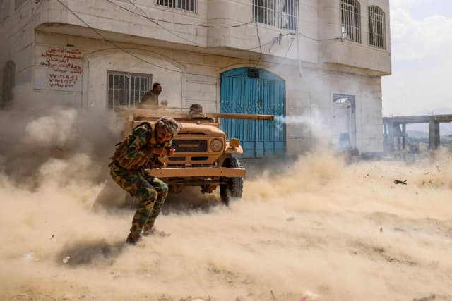 الضربات الجوية والبرية تكبح اندفاعة الحوثيين حول تعز