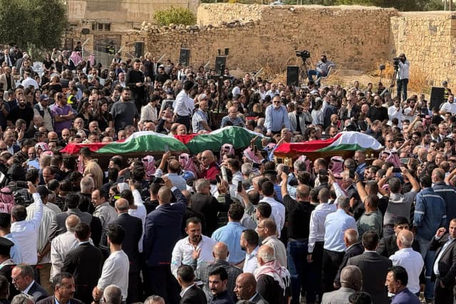 وسط أجواء من الحزن... تشييع ضحايا الاعتداء على كنيسة في الأردن