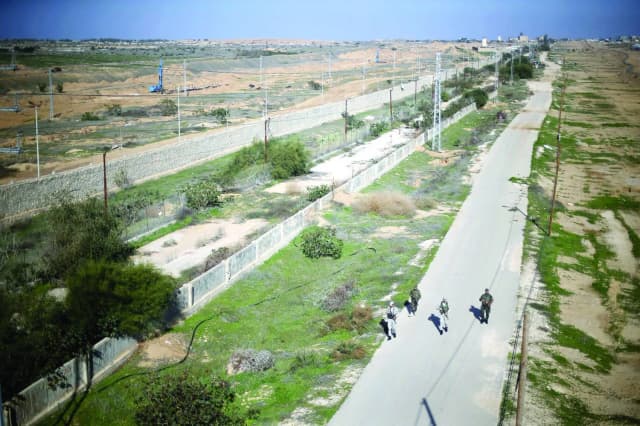 الجيش الإسرائيلي: احتجاز مدني مصري بعد تجاوزه السياج الحدودي