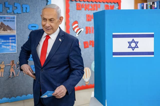 نتنياهو يدلي بصوته في الانتخابات... ويهاجم الأحزاب العربية في إسرائيل