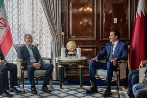 أمير قطر يبحث مع الرئيس الإيراني تطورات المنطقة... وخفض التصعيد