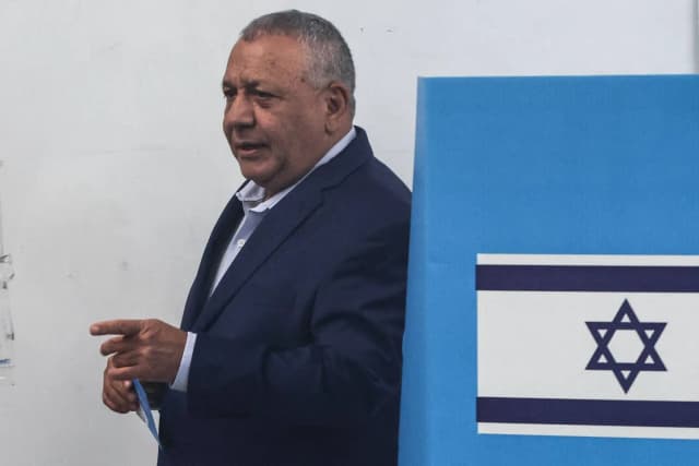 آيزنكوت يحث الإسرائيليين على إسقاط «أسوأ حكومة» في تاريخ البلاد